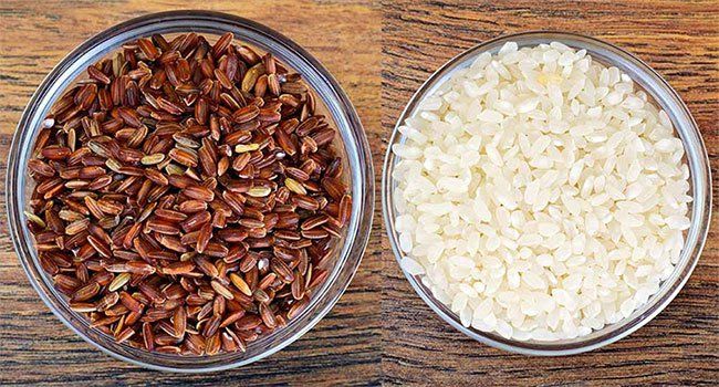 Gạo lứt màu nâu và gạo trắng đặt cạnh nhau để so sánh
