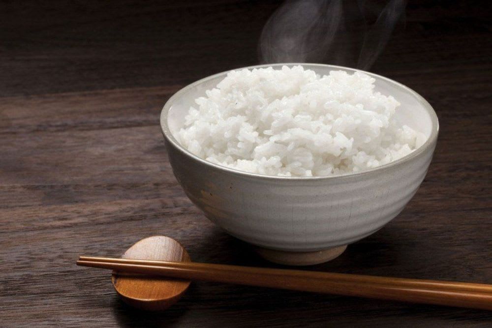 Bát cơm gạo trắng dẻo mới xới