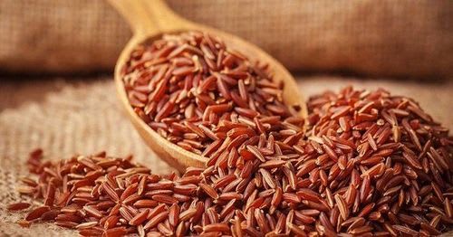 Các loại hạt và đậu nguyên cám bày trong bát
