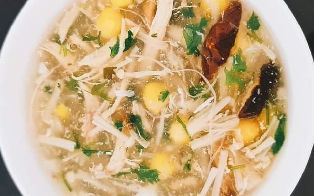 Bát súp gà nấm nấu tại nhà, nước sánh mịn