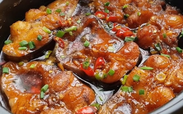 Nồi đất cá kho tộ nước sốt sánh màu cánh gián rắc hành lá