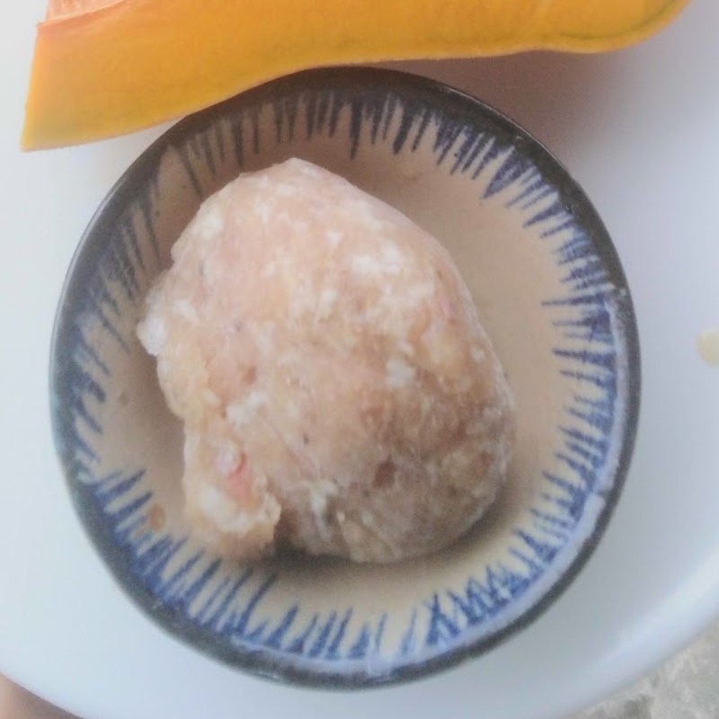 Bí đỏ cắt miếng và thịt bằm đã sơ chế sẵn sàng để nấu canh