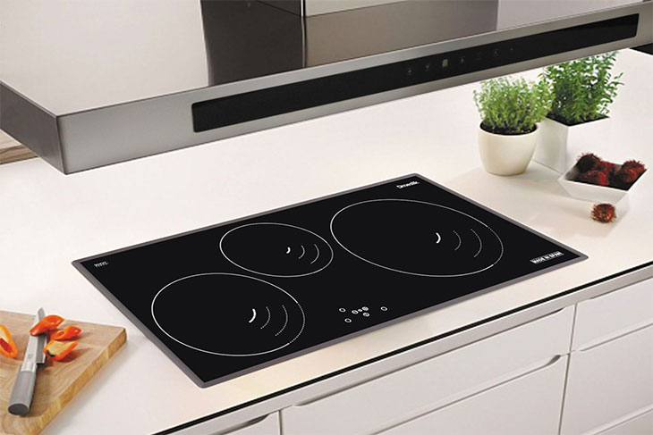 Bảng điều khiển cảm ứng của bếp từ với các chế độ nấu tự động