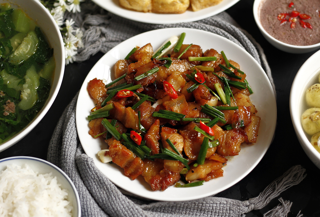 Thịt ba chỉ rang cháy cạnh vàng đều, sẵn sàng ăn cùng cơm nóng