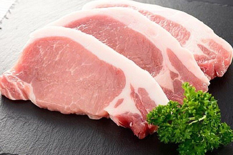 Miếng thịt heo tươi có mỡ xen kẽ nạc để luộc