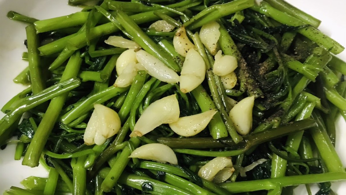 Đĩa rau muống xào tỏi xanh giòn, thơm mùi tỏi phi