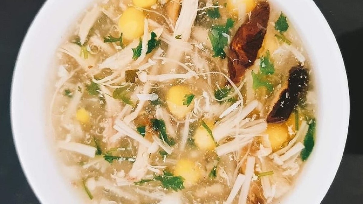 Bát súp gà nấm nấu tại nhà, nước sánh mịn