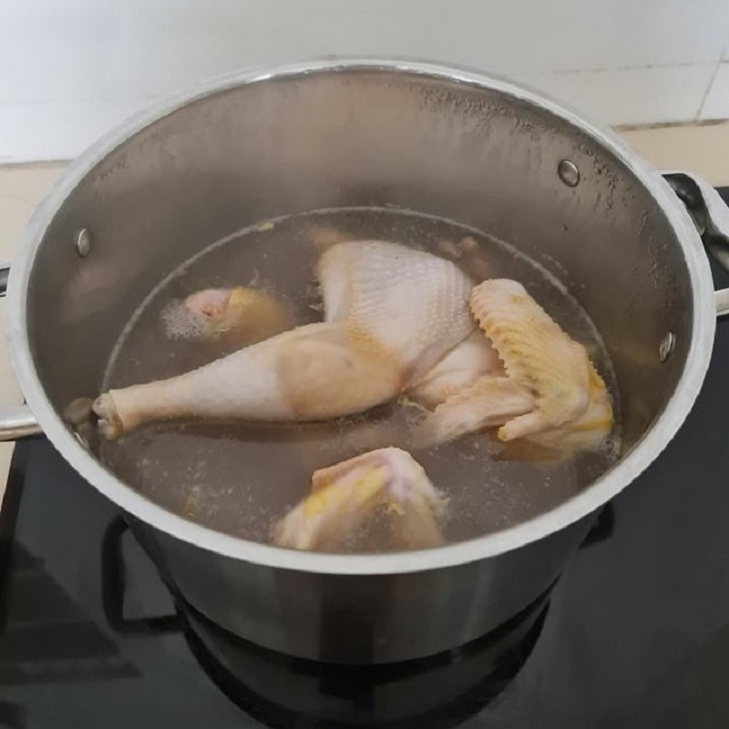 Sơ chế thịt gà trước khi luộc lấy nước dùng nấu súp