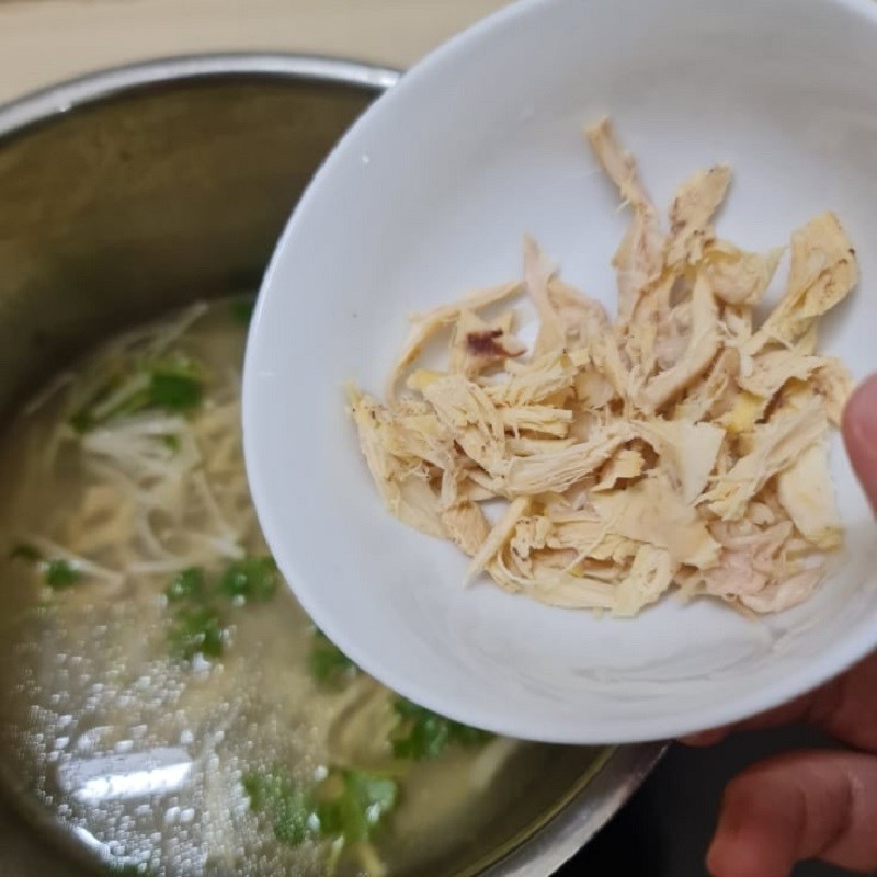 Nấu súp gà với nấm và bắp trên bếp