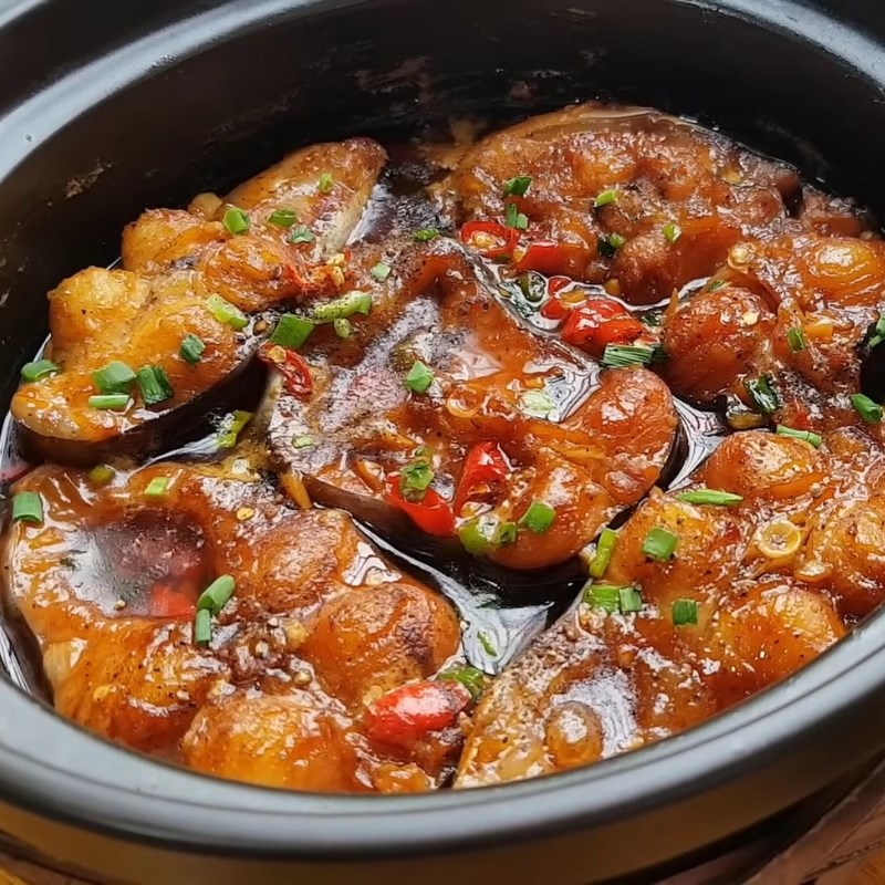 Nồi đất cá kho tộ nước sốt sánh màu cánh gián rắc hành lá