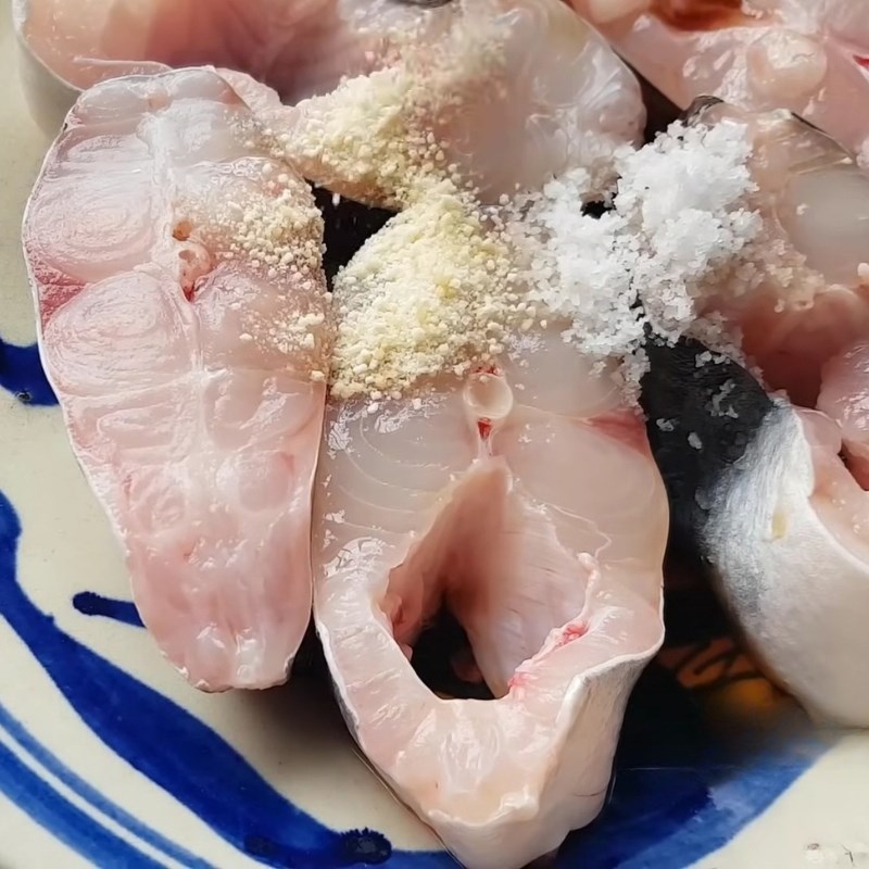 Ướp cá với gia vị và nước màu đường trước khi kho