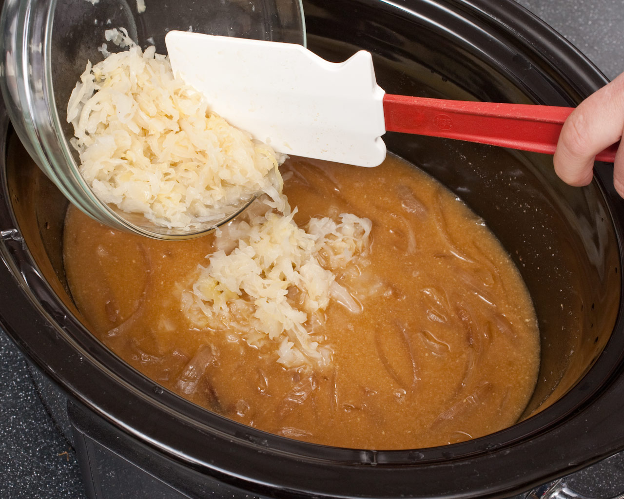 Wisconsin-Style Slow Cooker Brats (Crockpot Beer Brats) VIDEO