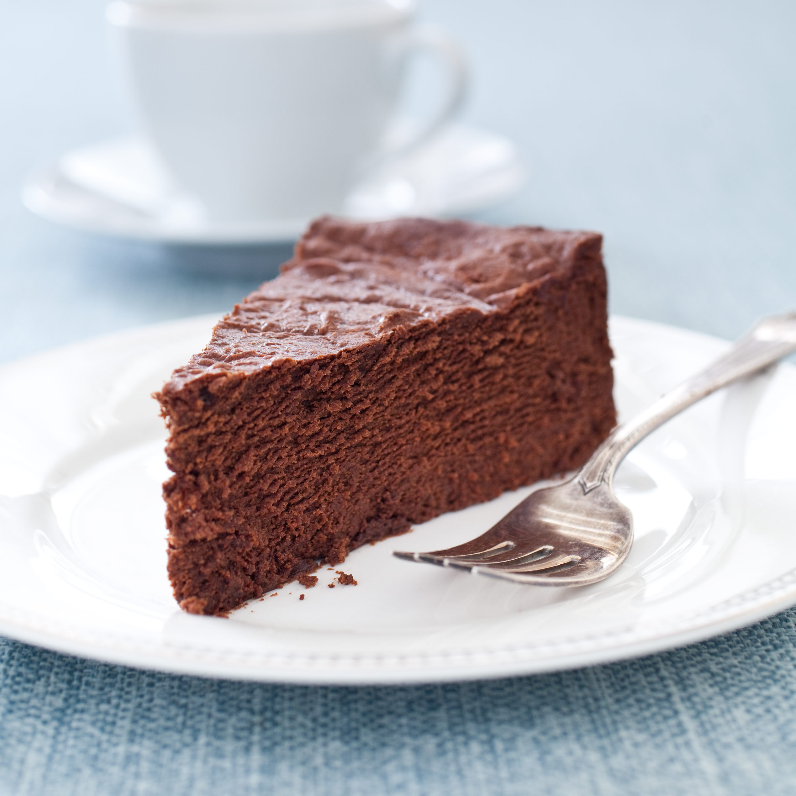 Light and Fluffy Flourless Chocolate Cake - Frosting and Fettuccine