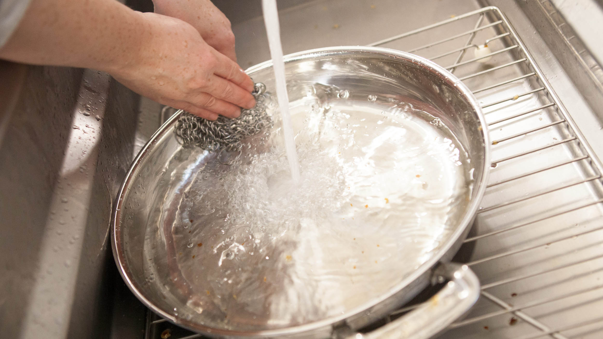 Chain mail scrubber makes short work of kitchen cleanup, Food