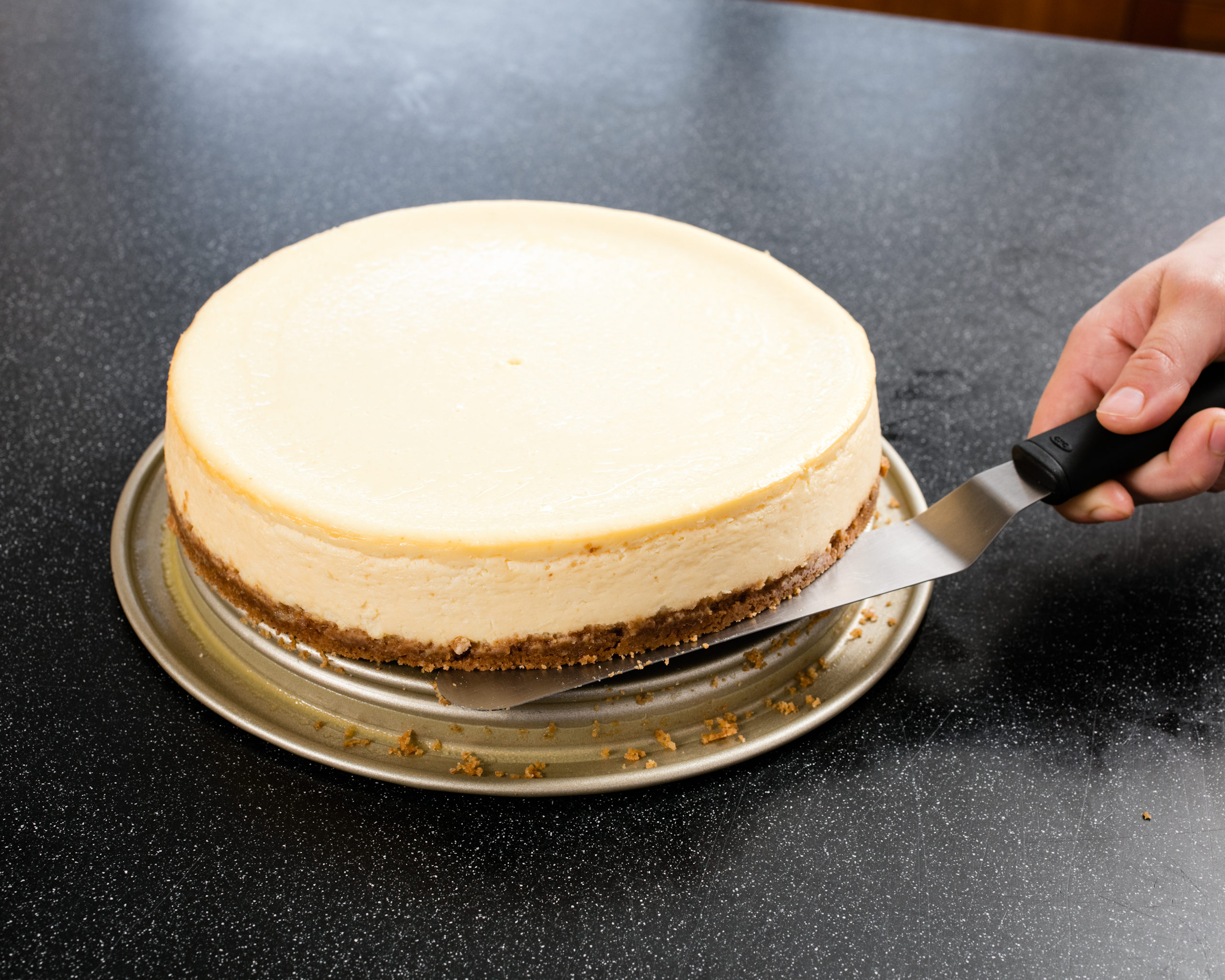 https://res.cloudinary.com/hksqkdlah/image/upload/34563_stp-cheesecake-removefrompan02.jpg