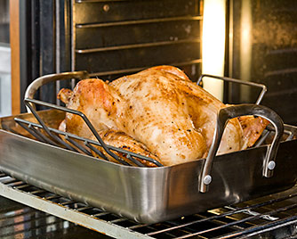 How to Cook a Turkey in an Oven Bag - Clever Housewife