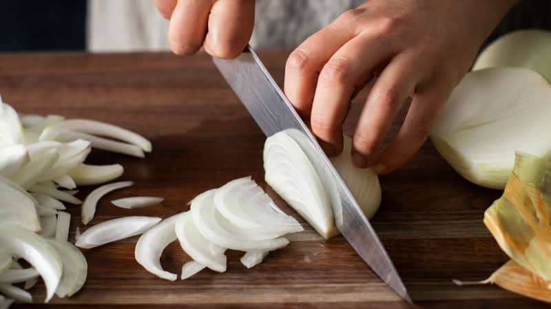 How Strong Does an Onion Taste? Depends on How You Cut It.