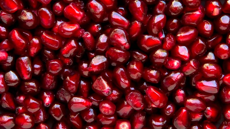 How to Remove Pomegranate Seeds Without Making a Mess