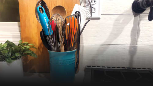 What You Should Keep In Your Kitchen Utensil Crock