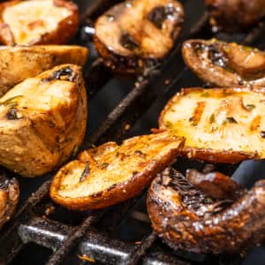 Wie man Pilze grillt.