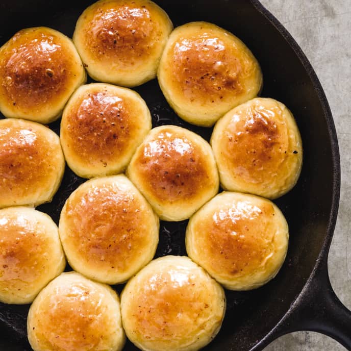 Cast Iron Pull-Apart Garlic Rolls