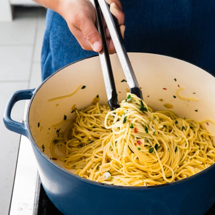 Aglio e Olio (Spaghetti with Garlic and Olive Oil)