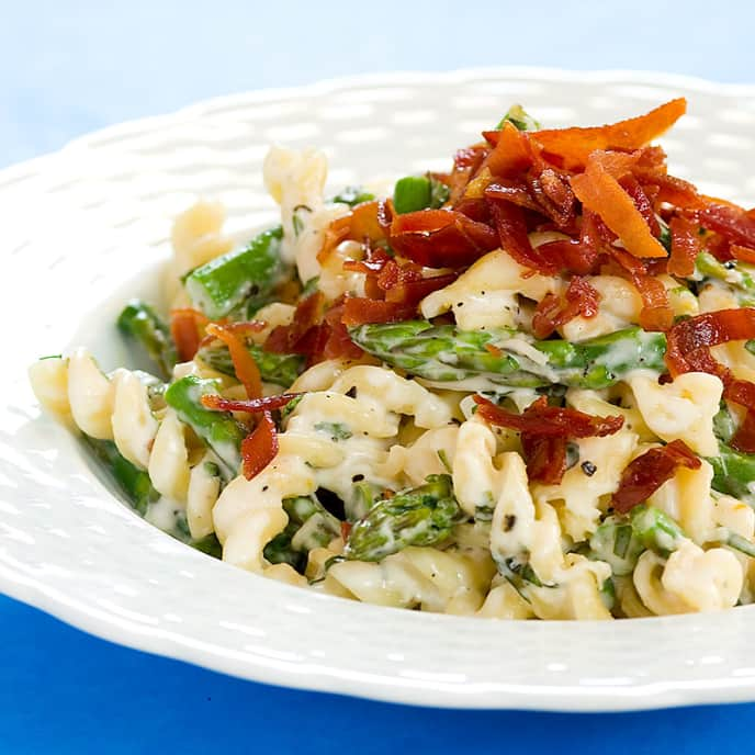 Creamy Pasta With Asparagus, Parmesan, and Crispy Prosciutto