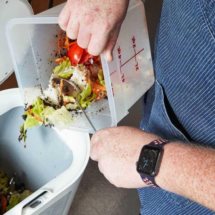 Kitchen Composter Converts Food Waste to Clean Powder