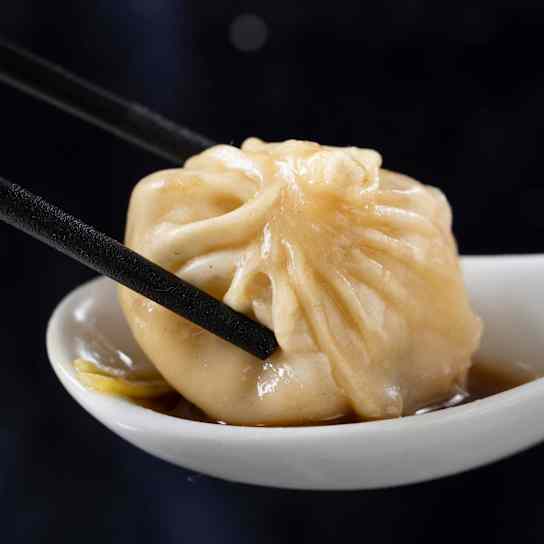 Shanghai Soup Dumplings (Xiăolóngbāo 小籠包)