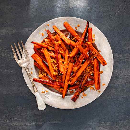 Skillet-Roasted Carrots with Spicy Maple Bread Crumbs