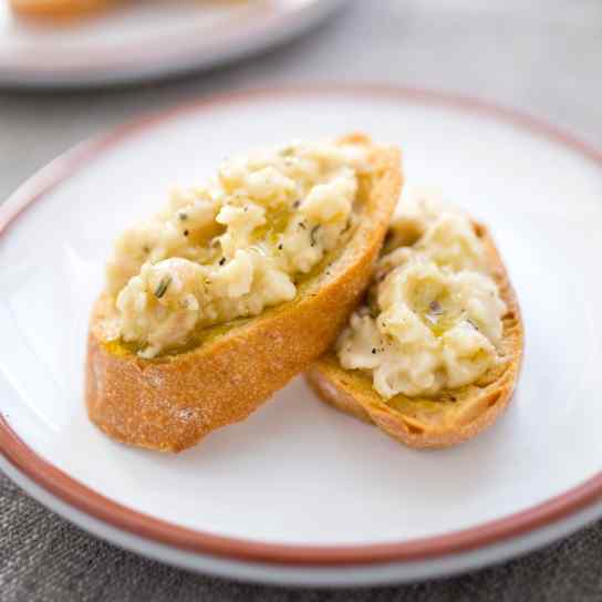 Slow-Cooker Rosemary and Garlic White Bean Dip