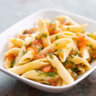 Pasta and Fresh Tomato Sauce with Garlic and Basil