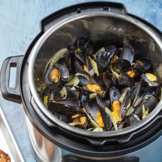 Instant Pot Mussels with Fennel and Leeks