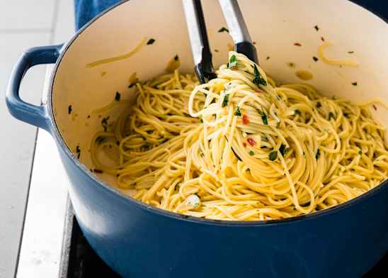 Aglio e Olio (Spaghetti with Garlic and Olive Oil)