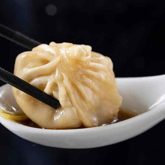Shanghai Soup Dumplings (Xiăolóngbāo 小籠包)