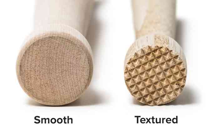 We see the heads of two muddlers. The one on the left is smooth, and the one on the right is textured with a grid pattern.