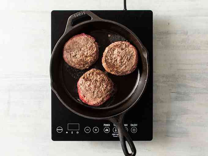 We seared three burgers in 10-inch cast-iron skillets on every induction burner. You can see that there are patches of more or less browning on the burger patties, showing that the induction coil was likely too small, and only heated the pan in the center.