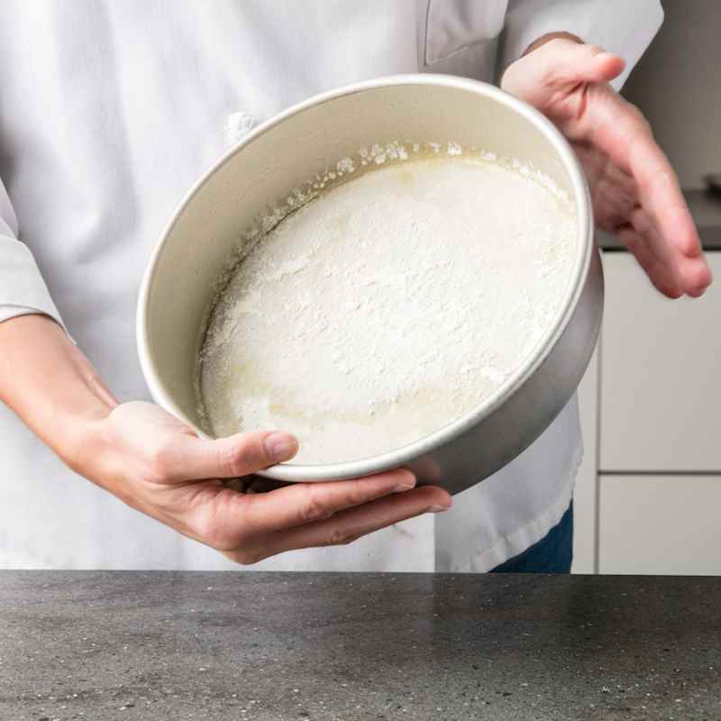 STP_PreparingCakePan_Flour_006.jpg