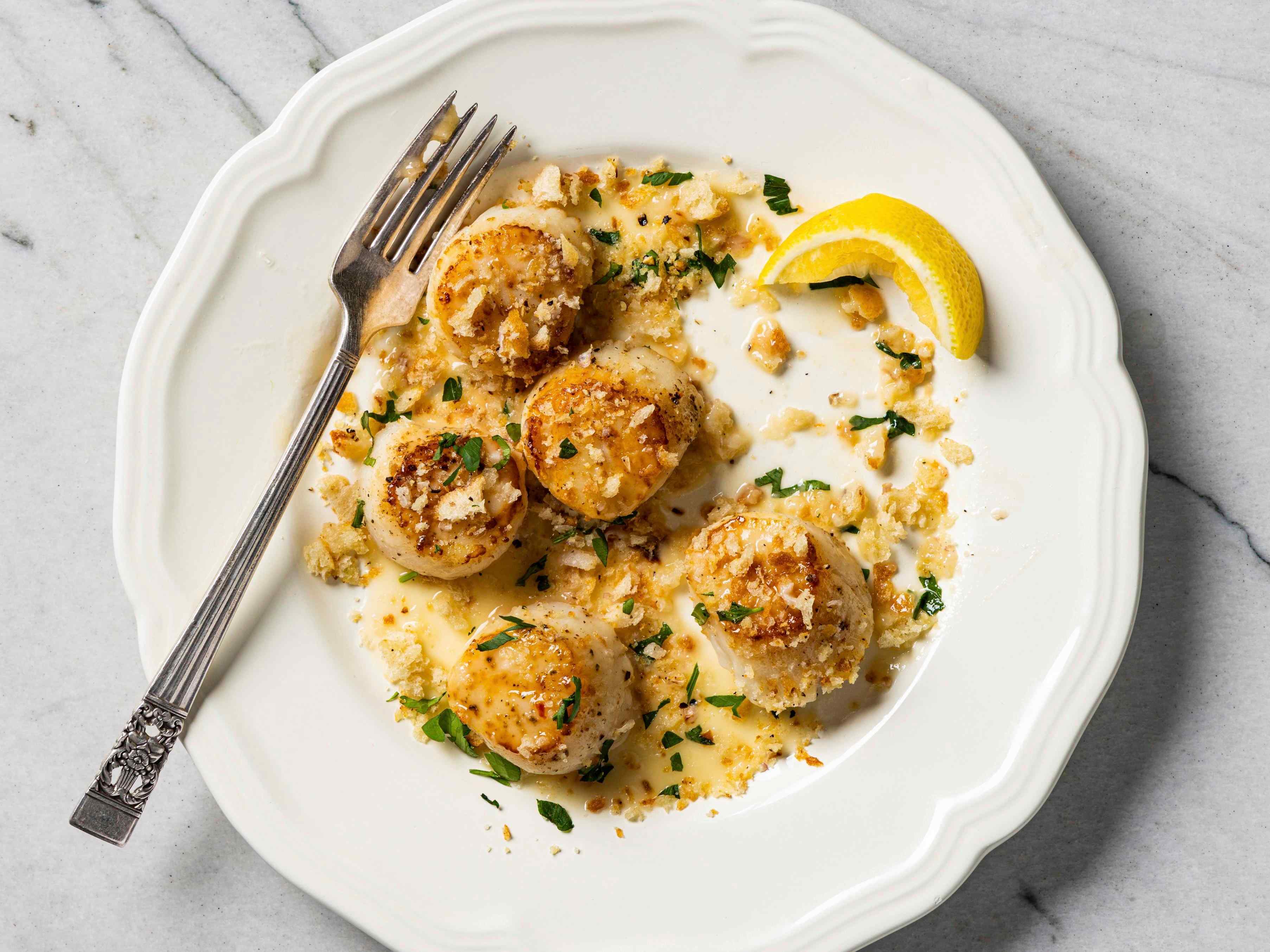Garlicky Scallops with Bread Crumbs