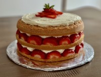 cake with strawberries and cream cheese