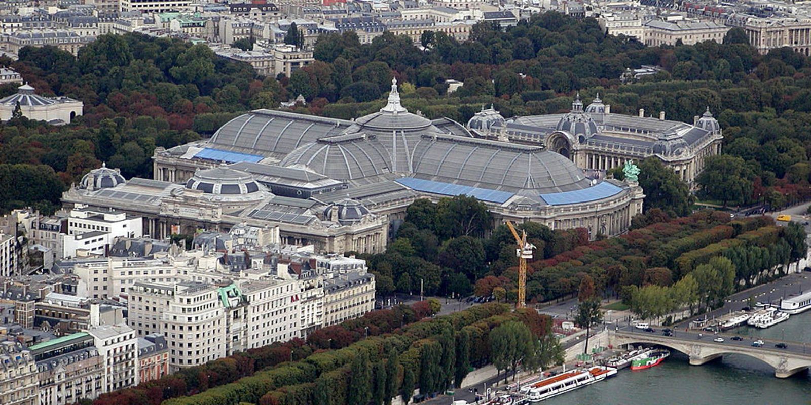 En remontant les Champs-Elysées sans en avoir l'air