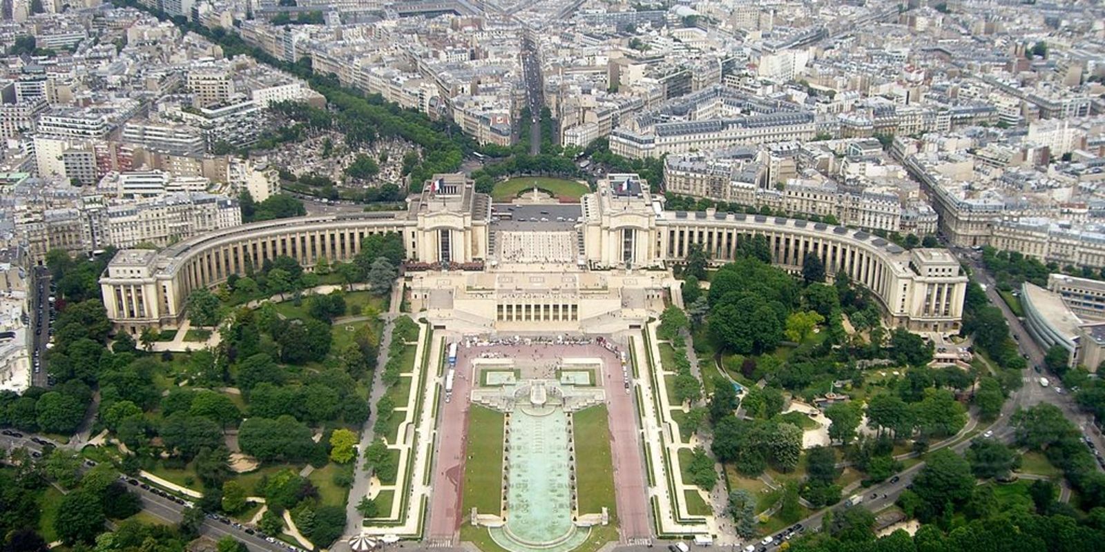 Symétrie presque parfaite au Trocadéro