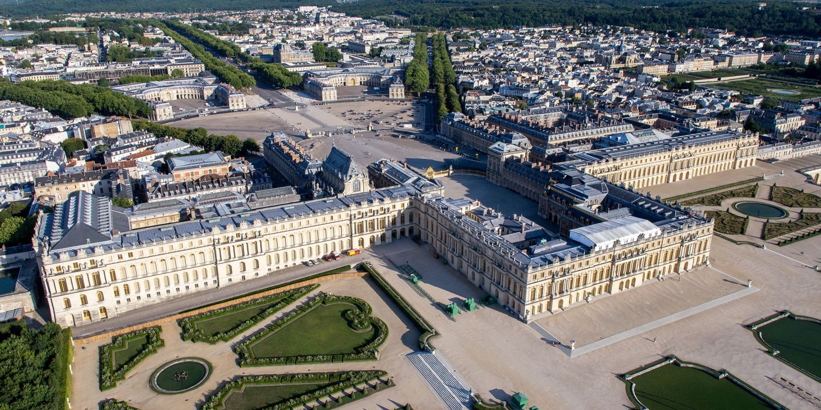 On the way to or from the Palace of Versailles : Notre-Dame historical trail