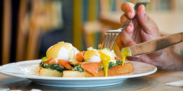 בנדיקט בילו מגייסת מלצרים!