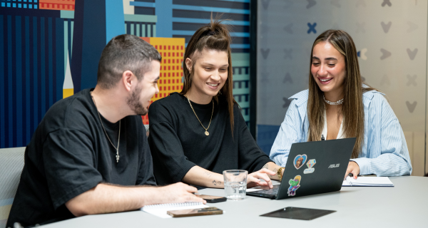 10K ממוצע למוקד בתי עסק של MAX