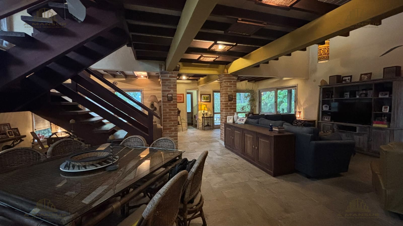 Casa Rústica com Lareira, Lazer e Integração com a Natureza