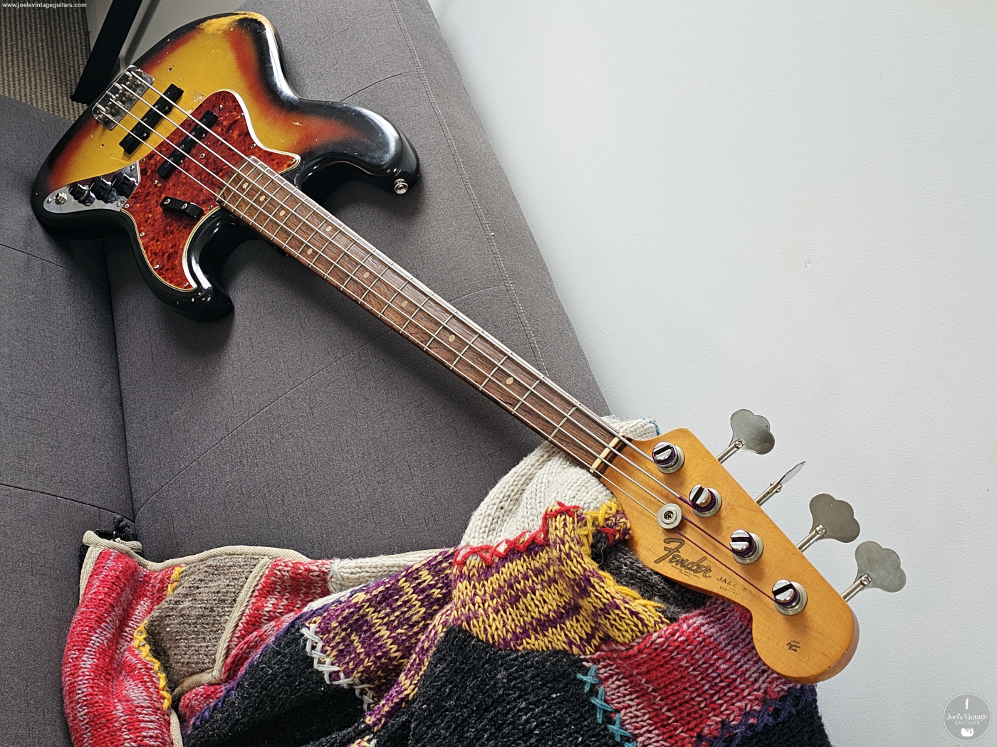 Joel's Vintage Guitars | Fender Jazz Bass 1964 3-tone