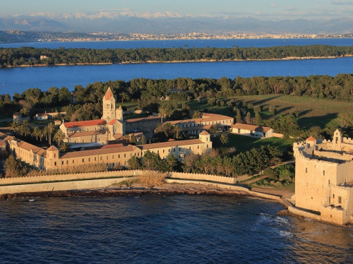 Abbaye de Lérins : une île sacrée entre mer et ciel