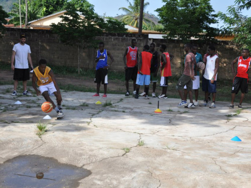 Un terrain de basket à Kouvé au Togo