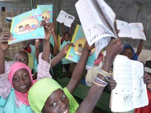 Des livres de mathématiques pour tous les enfants de l'école de Saly au Sénégal.